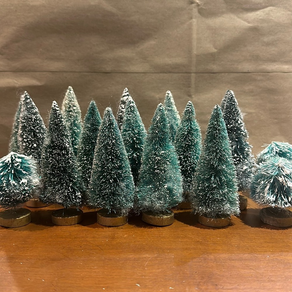 Lot of 17 pieces of bottle brush Christmas trays.